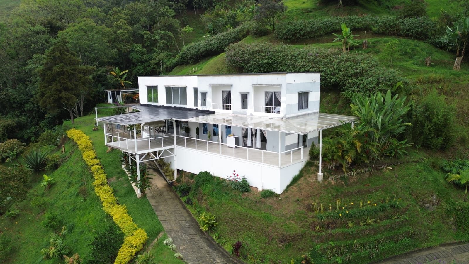 aérea amplia casa centrada ángulo